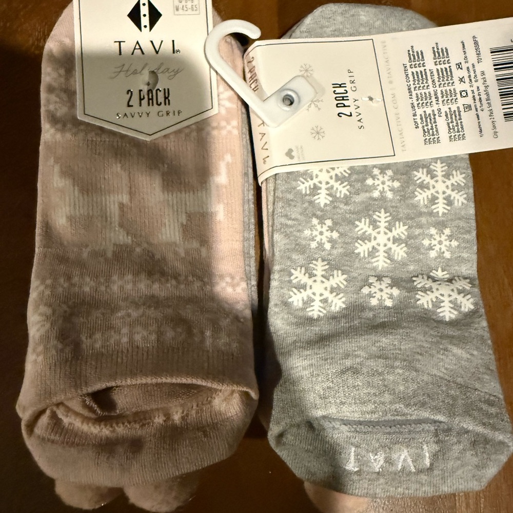 Limited edition. Pink Pom pom an grey festive Savvy 2 Pack grip Socks 🕞😍
